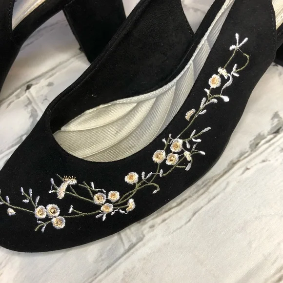 NWT Floral Embroidered Chunky Block Heels - Picture 3 of 12
